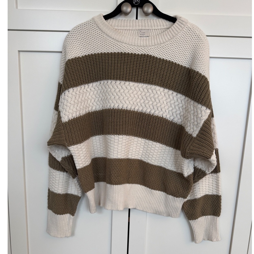 A New Day Crew Neck Olive and Cream Striped Sweater‎ Size Large